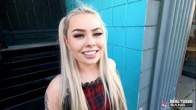 Teen sexy blonde makes taking in her first porn casting