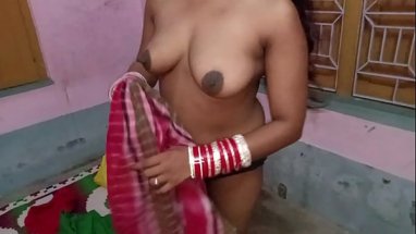 गर्लफ्रेंड को बाथरूम में पकड़ कर नंगी कर के चोदा